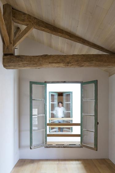 Préservation des anciennes poutres et menuiseries en bois.