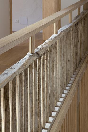 Détail - Réemploi d’une mangeoire en garde-corps.