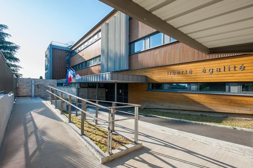 la nouvelle entrée de l'élémentaire rue Pasteur