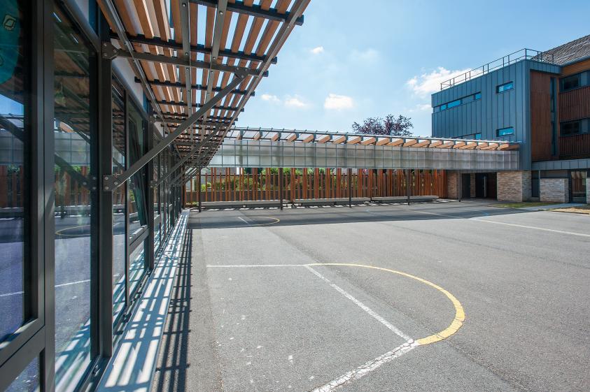 la cour élémentaire