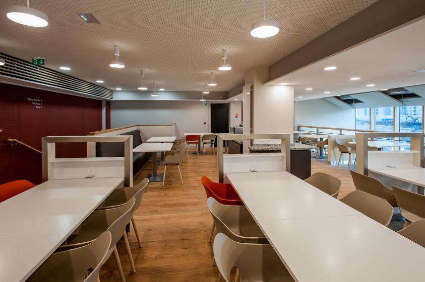 la salle à manger sur la mezzanine créée