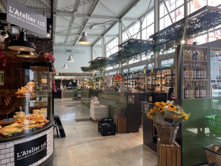 intérieur de la halle avec les commerces