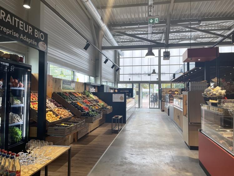 intérieur de la halle avec les commerces