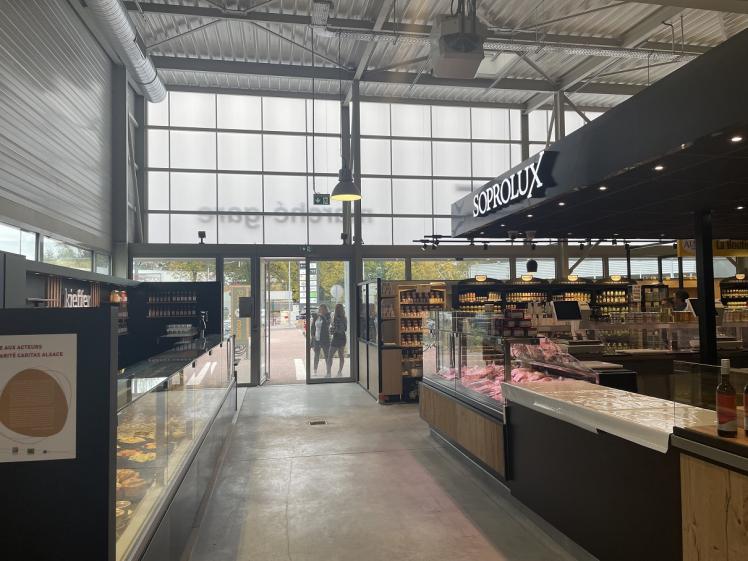 intérieur de la halle avec les commerces