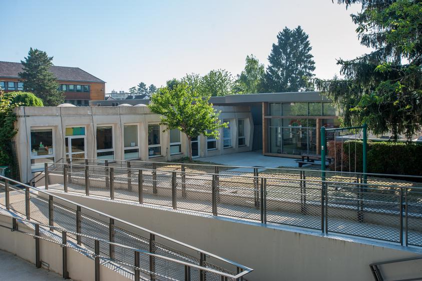 rampe d'accès vers la maternelle