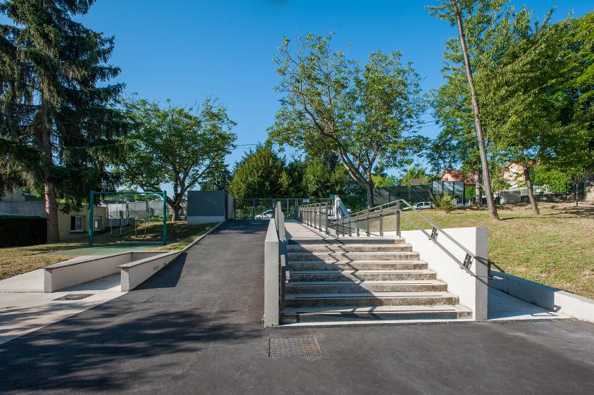 rampe d'accès vers la maternelle