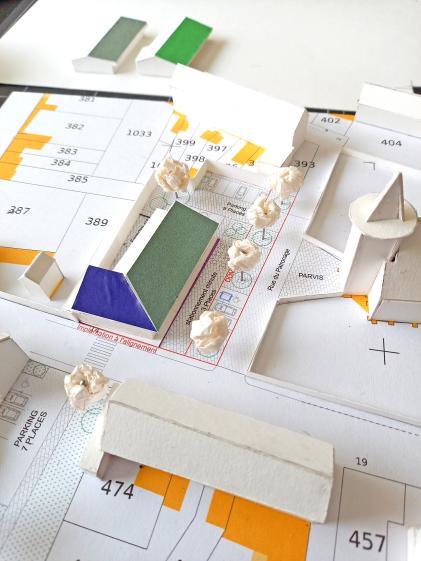 Construction d'un bâtiment à usage commercial : Structure et murs ossature bois - Bardage Equitone - Toiture végétalisée - Toiture métallique joint debout - Menuiseries Aluminium - Panneaux photovoltaïque