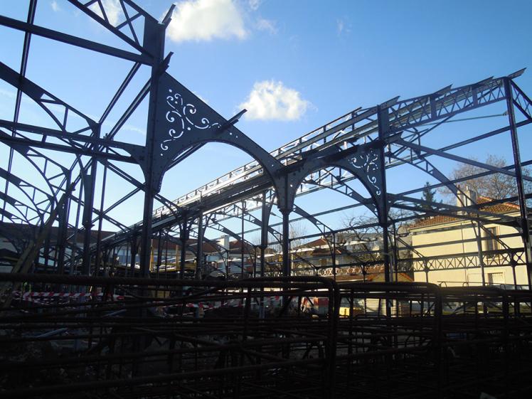 la halle en cours de travaux: seule la charpente a été conservée