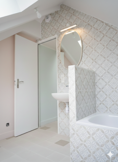 salle de bain sous combles - lumière modifiée par IA