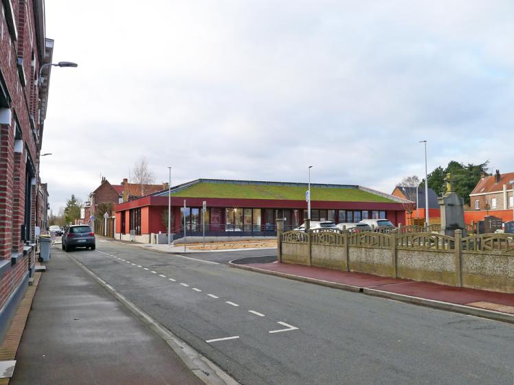 Construction d'un bâtiment à usage commercial : Structure et murs ossature bois - Bardage Equitone - Toiture végétalisée - Toiture métallique joint debout - Menuiseries Aluminium - Panneaux photovoltaïque