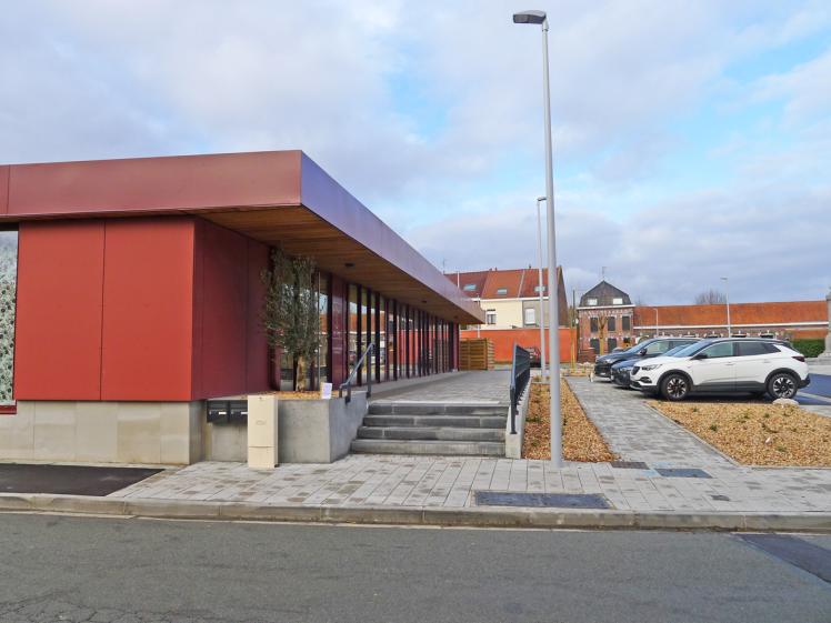 Construction d'un bâtiment à usage commercial : Structure et murs ossature bois - Bardage Equitone - Toiture végétalisée - Toiture métallique joint debout - Menuiseries Aluminium - Panneaux photovoltaïque