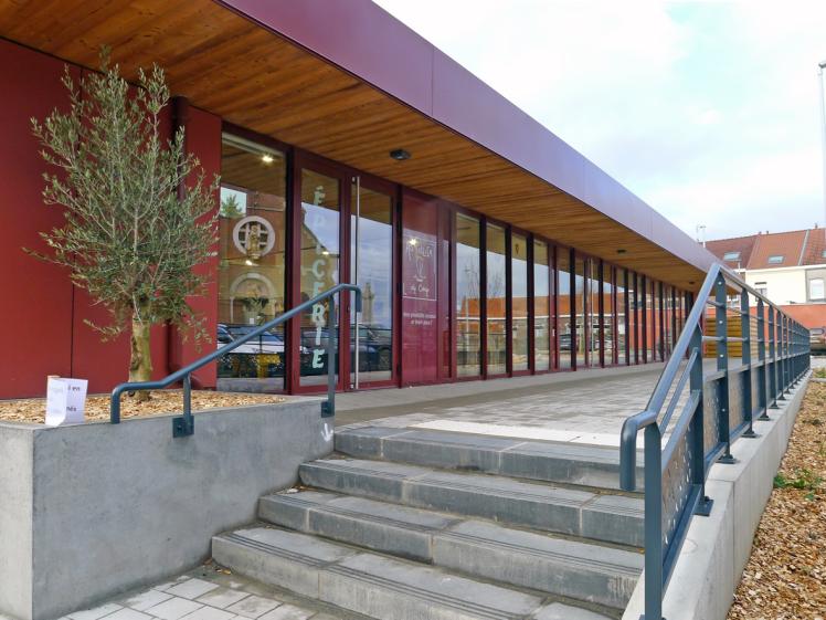 Construction d'un bâtiment à usage commercial : Structure et murs ossature bois - Bardage Equitone - Toiture végétalisée - Toiture métallique joint debout - Menuiseries Aluminium - Panneaux photovoltaïque