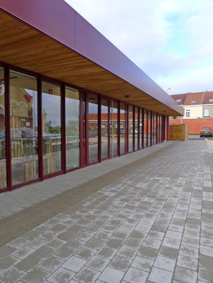 Construction d'un bâtiment à usage commercial : Structure et murs ossature bois - Bardage Equitone - Toiture végétalisée - Toiture métallique joint debout - Menuiseries Aluminium - Panneaux photovoltaïque