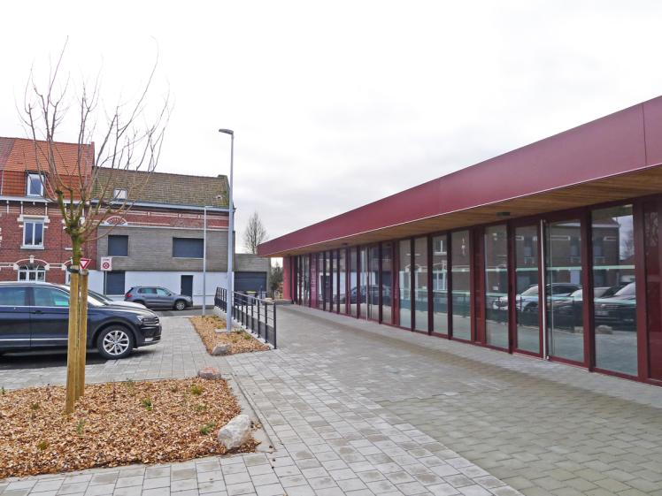 Construction d'un bâtiment à usage commercial : Structure et murs ossature bois - Bardage Equitone - Toiture végétalisée - Toiture métallique joint debout - Menuiseries Aluminium - Panneaux photovoltaïque