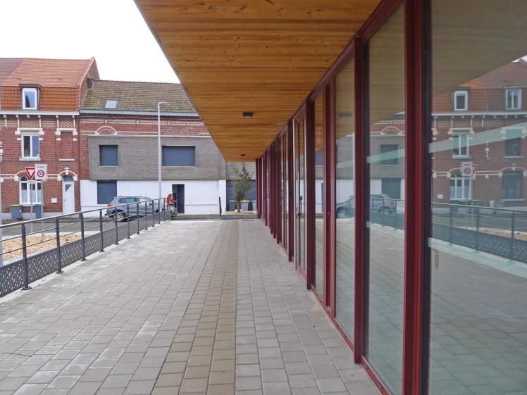 Construction d'un bâtiment à usage commercial : Structure et murs ossature bois - Bardage Equitone - Toiture végétalisée - Toiture métallique joint debout - Menuiseries Aluminium - Panneaux photovoltaïque