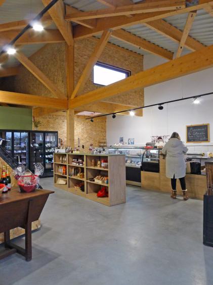 Construction d'un bâtiment à usage commercial : Structure et murs ossature bois - Bardage Equitone - Toiture végétalisée - Toiture métallique joint debout - Menuiseries Aluminium - Panneaux photovoltaïque