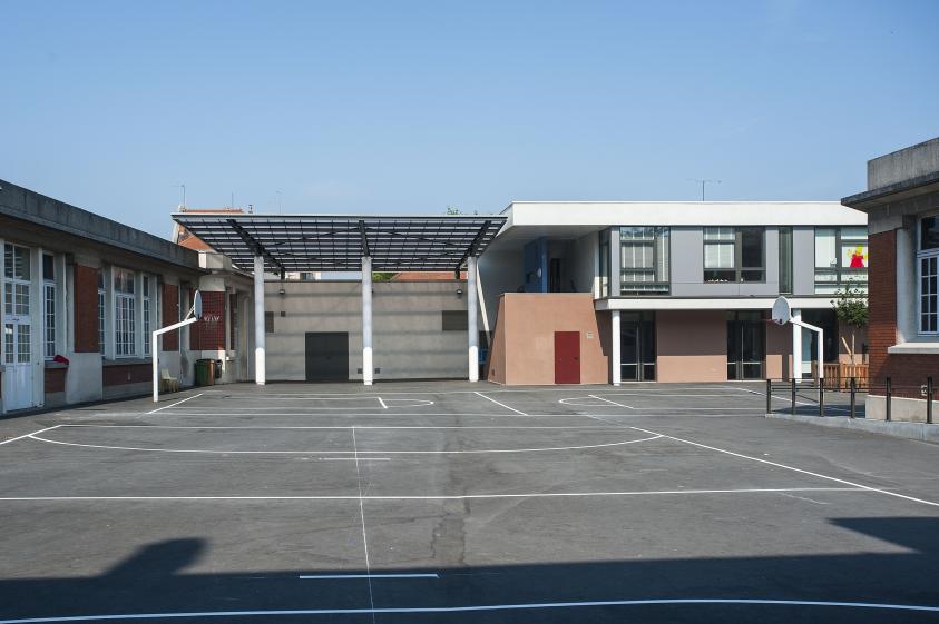 le centre de loisirs et la cour élémentaire