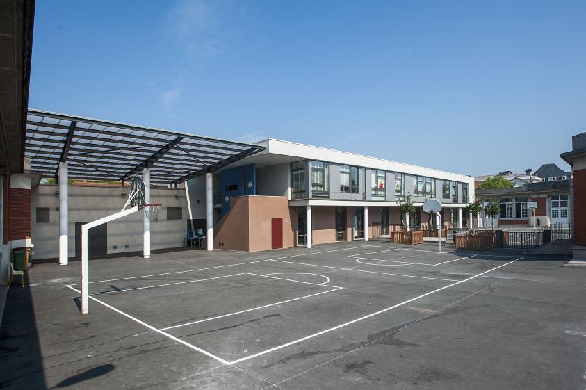 le centre de loisirs et la cour élémentaire