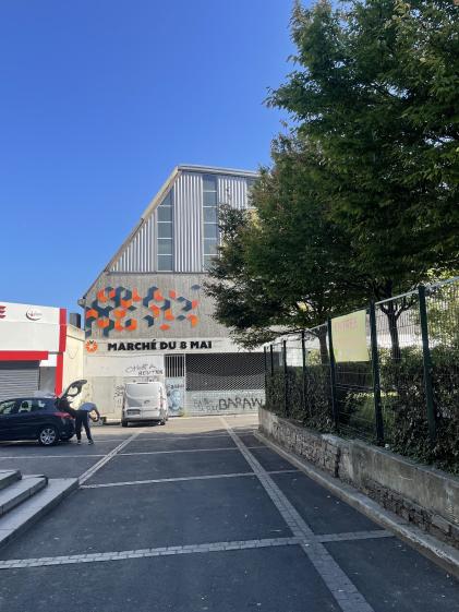 l'enseigne place du 8 mai