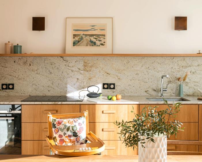 Détail cuisine sur mesure : mobilier en bois et crédence en pierre naturelle