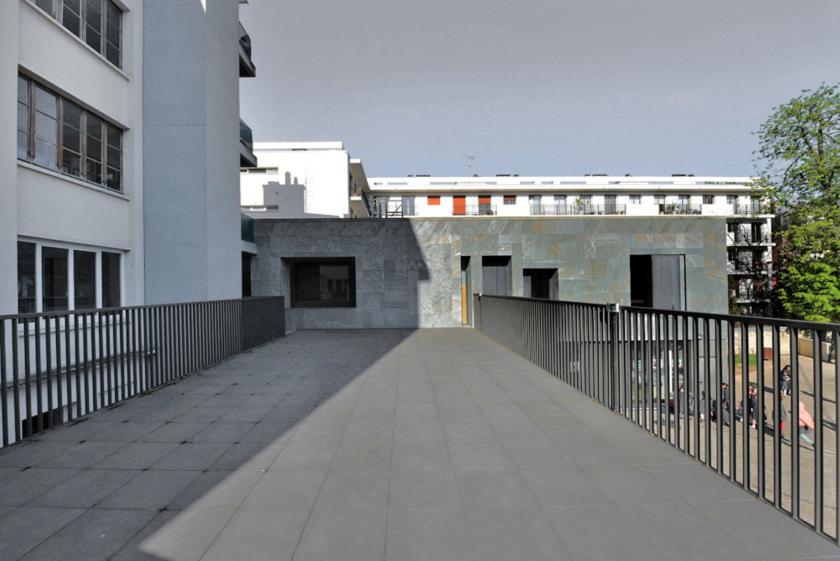 Terrasse créée en belvédère sur la cour