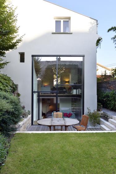 Une nouvelle baie innonde les espaces intérieurs de lumière et les relie au jardin Une nouvelle baie innonde les espaces intérieurs de lumière et les relie au jardin