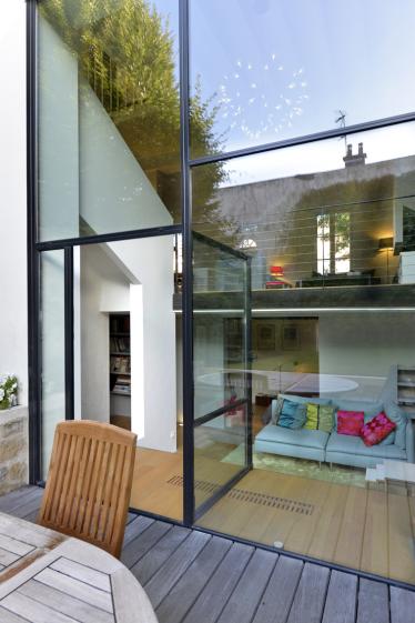 Une terrasse agrémente le nouveau rapport au jardin Une terrasse agrémente le nouveau rapport au jardin