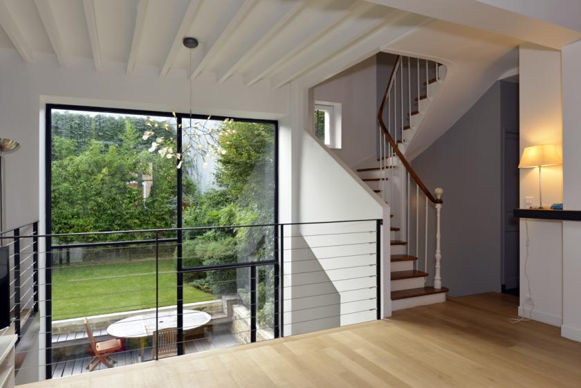 La double hauteur redonne du volume au séjour La double hauteur redonne du volume au séjour