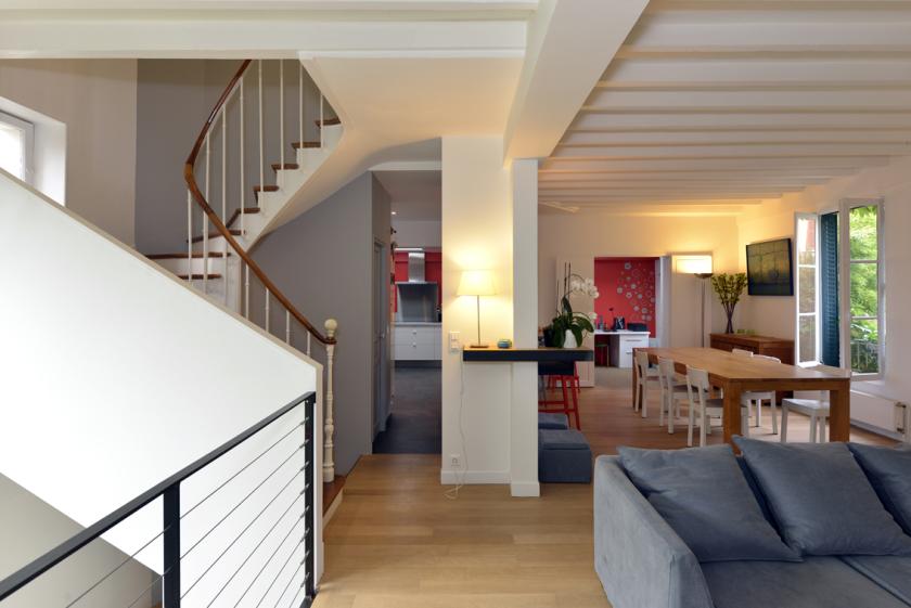 L'espace du rez-de-chaussée est entièrement décloisonné et réaménagé L'espace du rez-de-chaussée est entièrement décloisonné et réaménagé