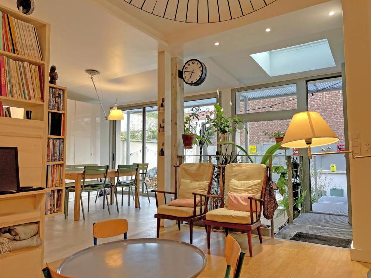 Vue depuis le séjour vers la passerelle d'entrée qui surplombe le jardin intérieur