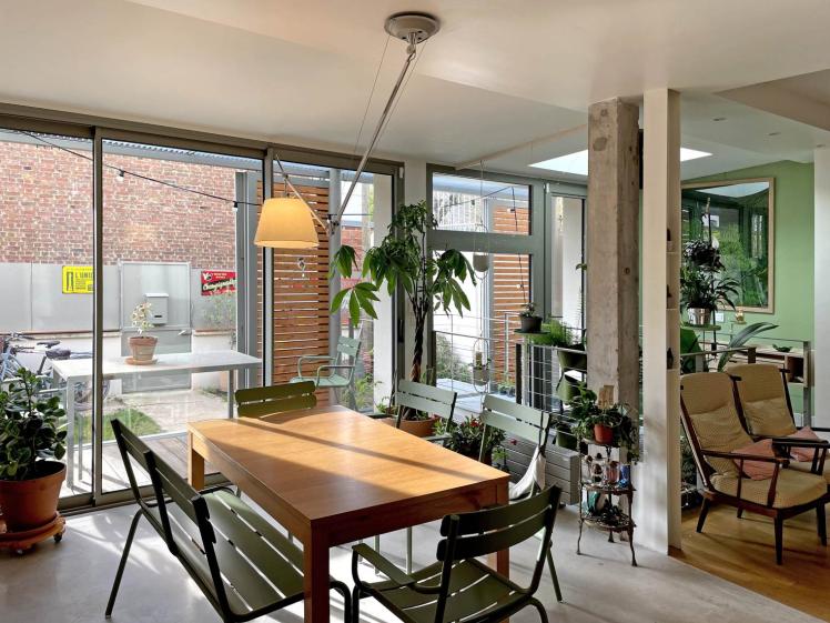 La salle à manger bénéficie des grandes baies vitrées de l'extension