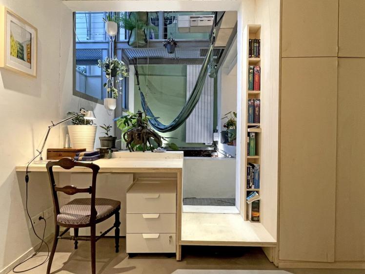 Vue du jardin intérieur du sous-sol et de la passerelle d'accès en contrehaut