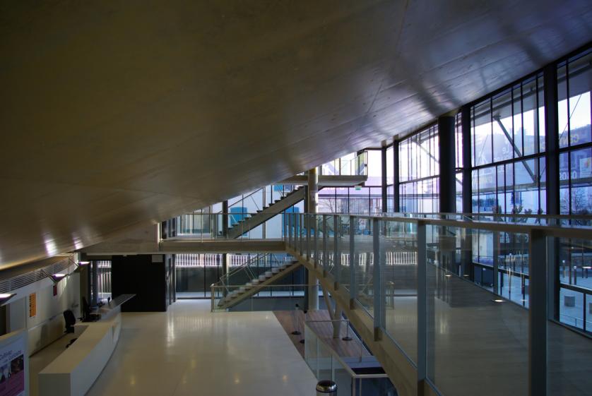 Sous face de la salle de spectacle dans le hall