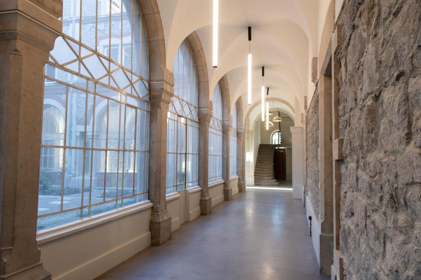 Circulation intérieure autour de la cour