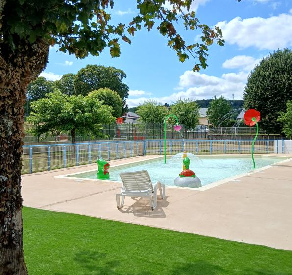 Plages en micro béton désactivé, aire détente en gazon synthétique