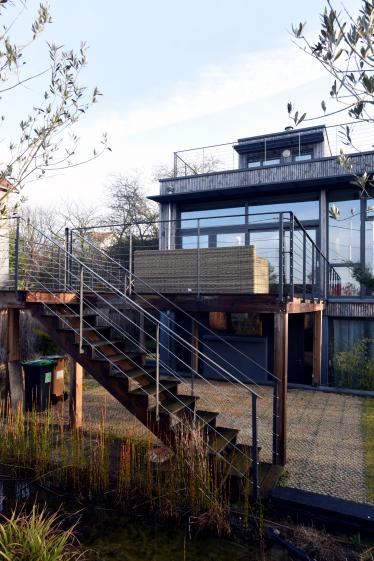 escalier d'accès à la terrasse du rez-de-chaussée