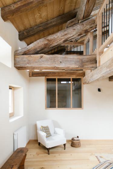 Verrière sur l'entrée et mezzanine en retrait