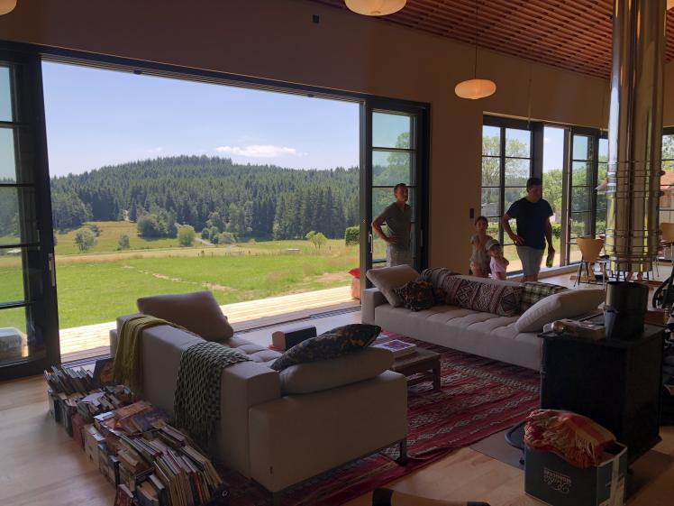 Le salon prolongé en coursive jusqu'au dehors