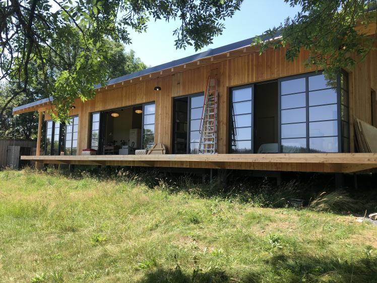 Façade sur jardin et soleil levant