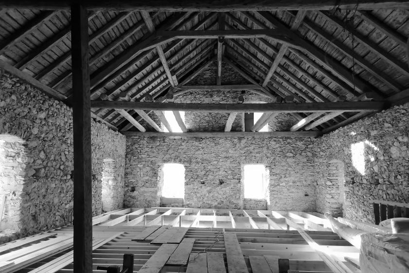 Grand volume à rénover, dans son état d'origine.