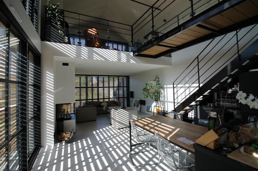 vue intérieure du volume  des pièces de vie ouvertes, baignées de lumière, des vues sur le jardin et protection solaire.