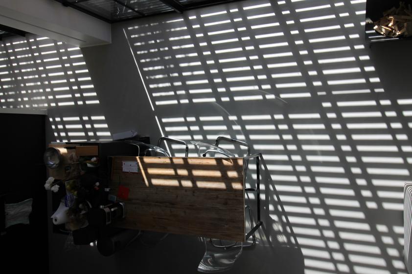 double hauteur et dessin au sol des raies de lumière et d'ombre des lames des volets bois 