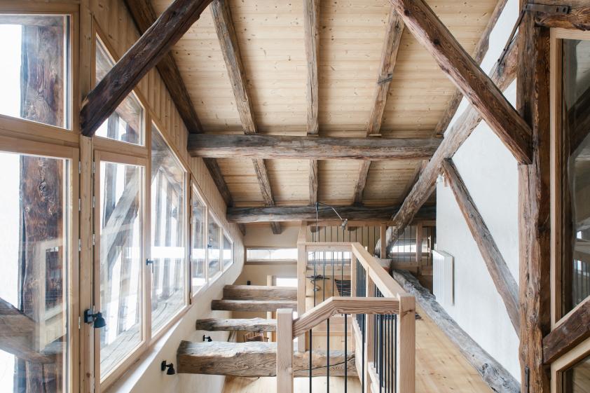 Etage combles avec mezzanine en retrait de la façade en mitoyenneté créant un puits de lumière