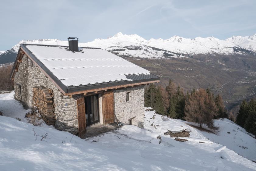 Vue d'ensemble du chalet rénové (partie de droite) en site isolé