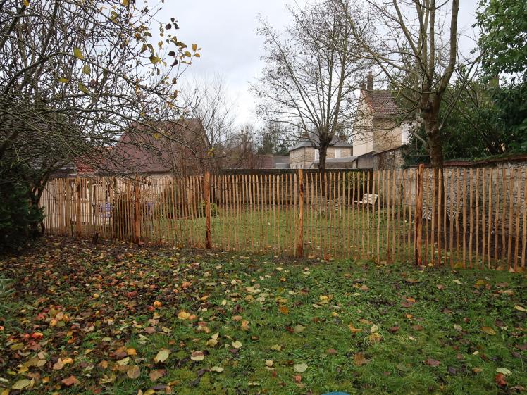 Création d'une clôture en ganivelles, en limite séparative. 