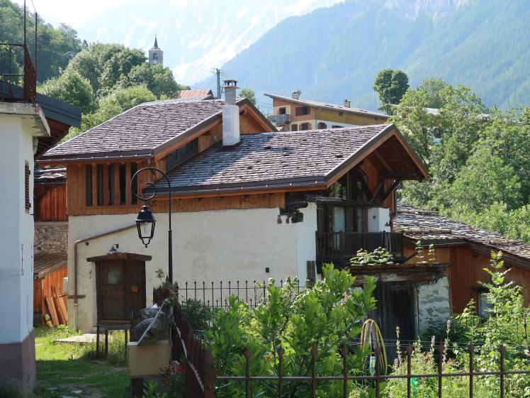 Chalet rénové avec surélévation partielle de la toiture et intégration discrète de vitrage