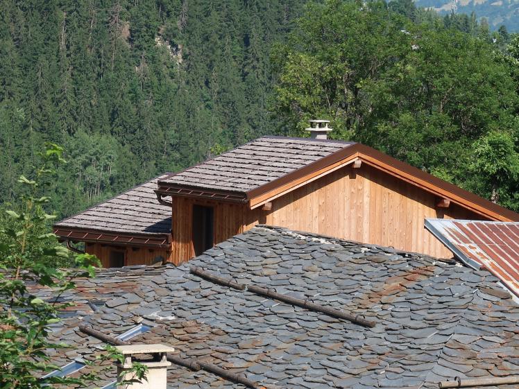 Nouvelle toiture en tavaillons de teinte naturelle et gouttières en cuivre