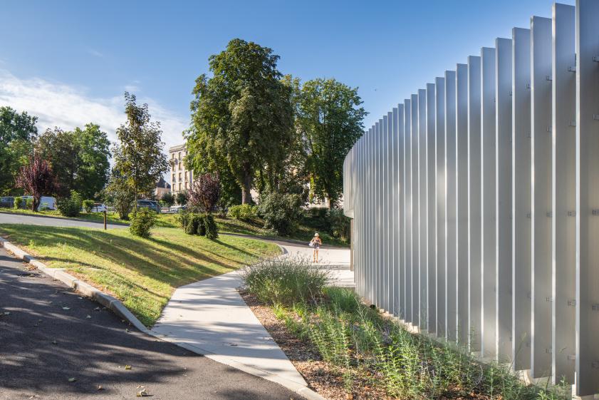 Vue sur l'entrée de la piscine