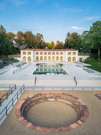 Vue plongeante sur le bassin