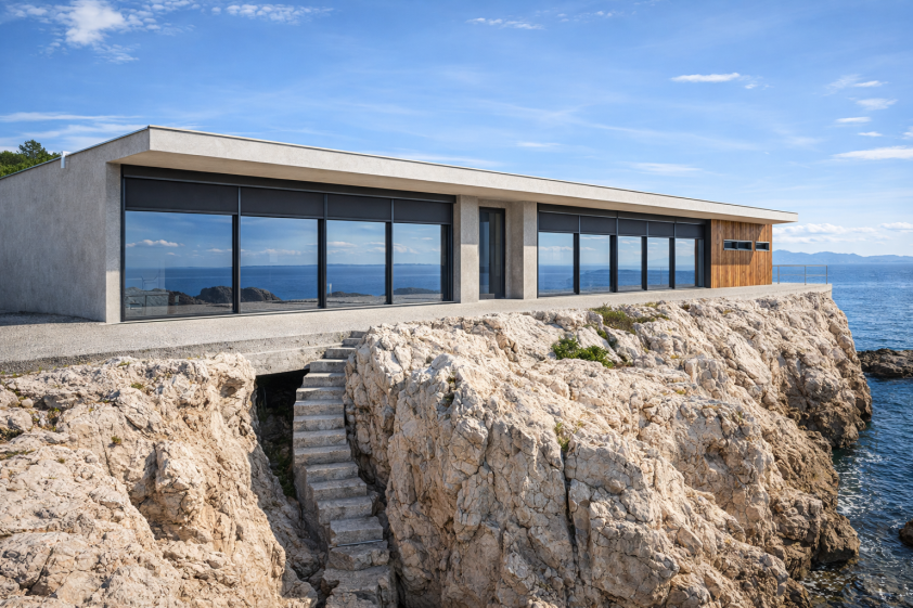 Villa contemporaine de plain pied posée sur la roche calcaire Marseillaise